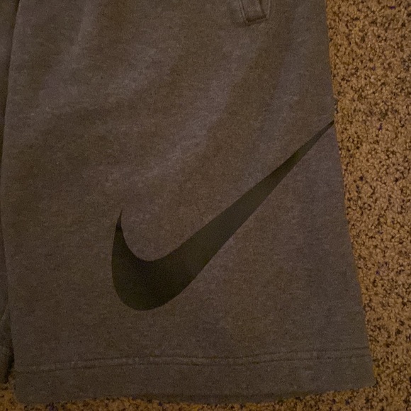 Mens Nike Size Large Charcoal Gray Club Shorts - Picture 2 of 3